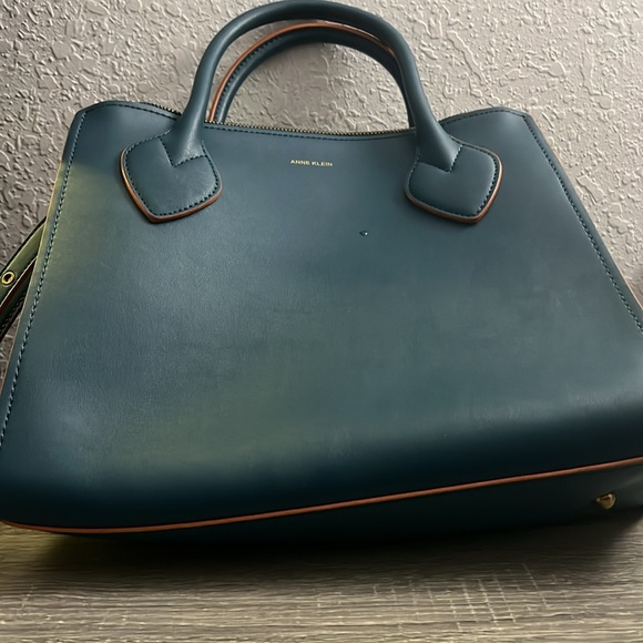 Anne Klein two tone handbag. - Picture 3 of 3